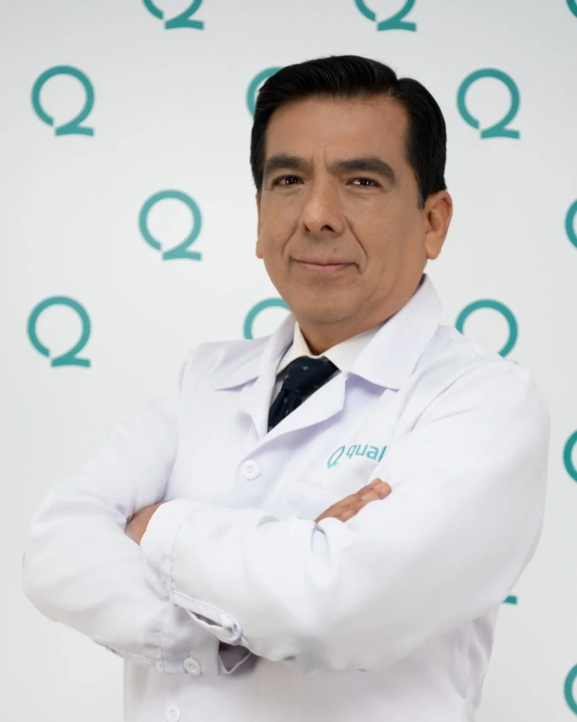 El Dr. Miguel Motta, especialista en medicina reproductiva, en su consultorio en Lima.
